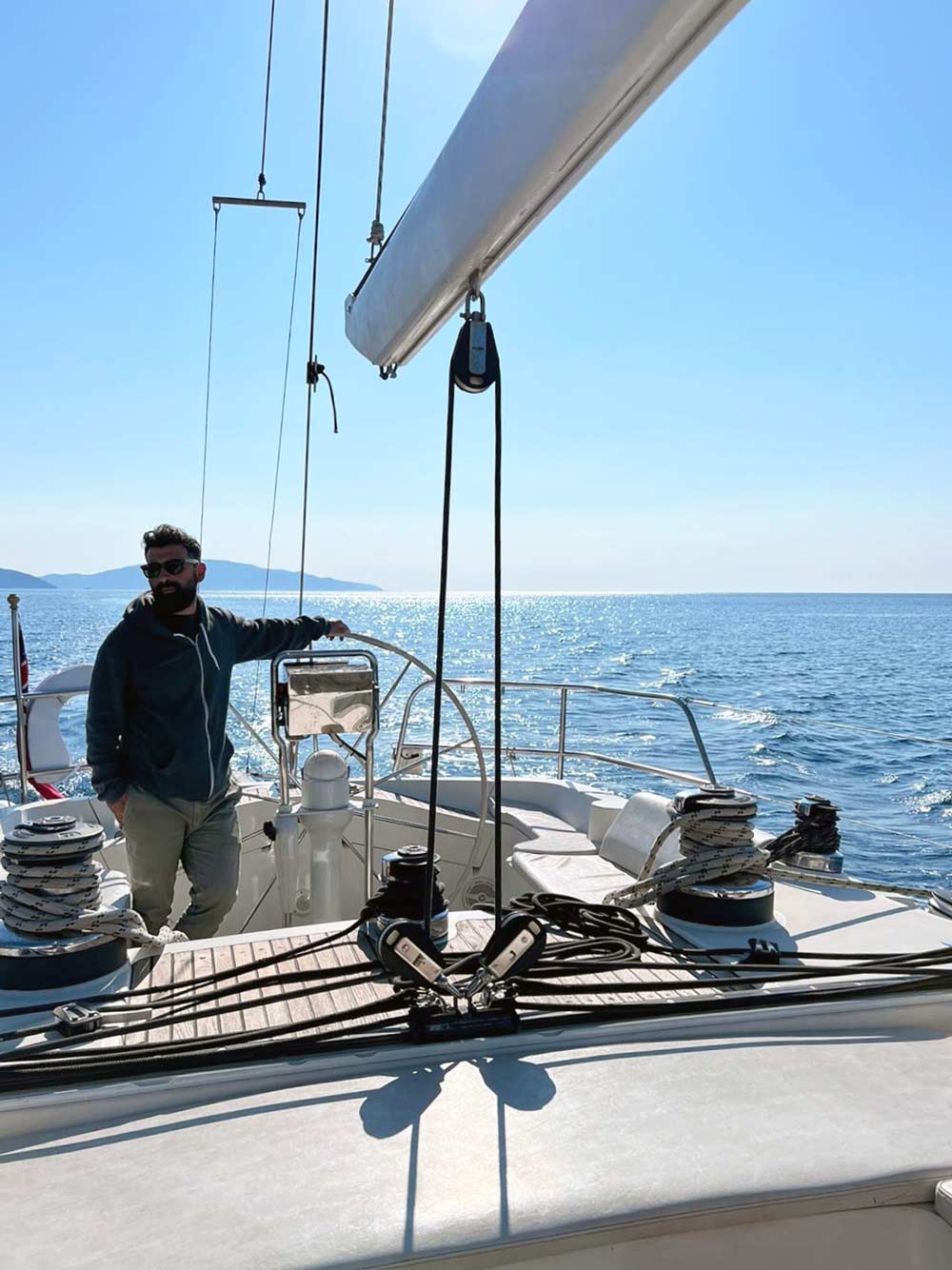 Vacanza in barca a vela con skipper: come funziona e perché conviene