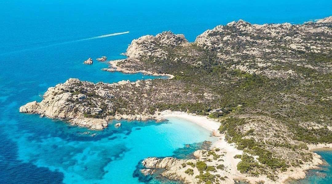 Vacanze in barca a vela nel mare cristallino in Sardegna