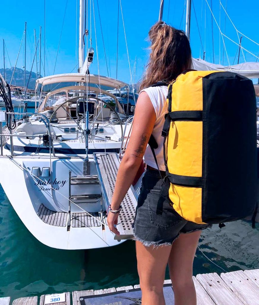 Vacanze in barca a vela nel mare cristallino in Sardegna