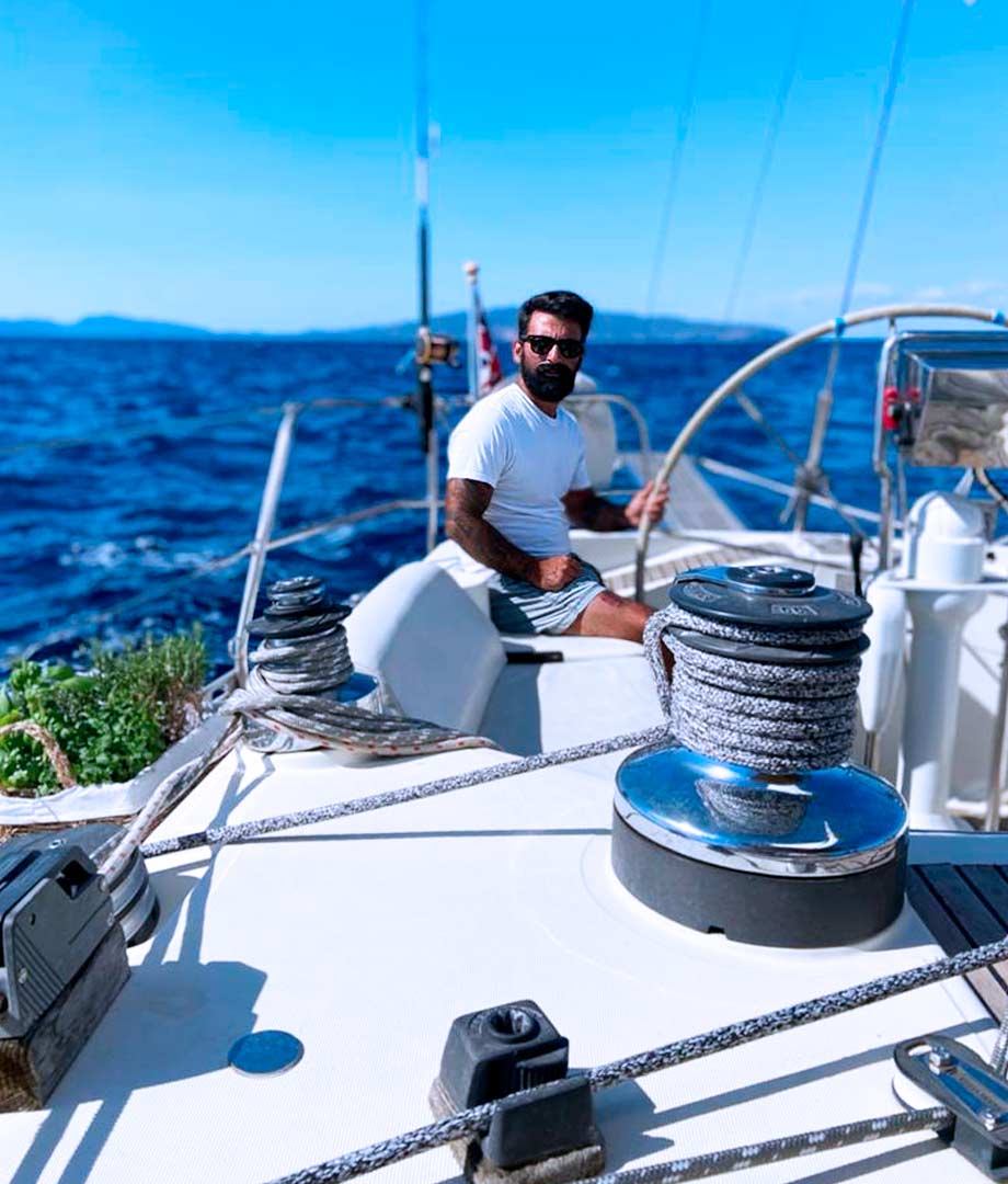 Vacanze in barca a vela nel mare cristallino in Sardegna